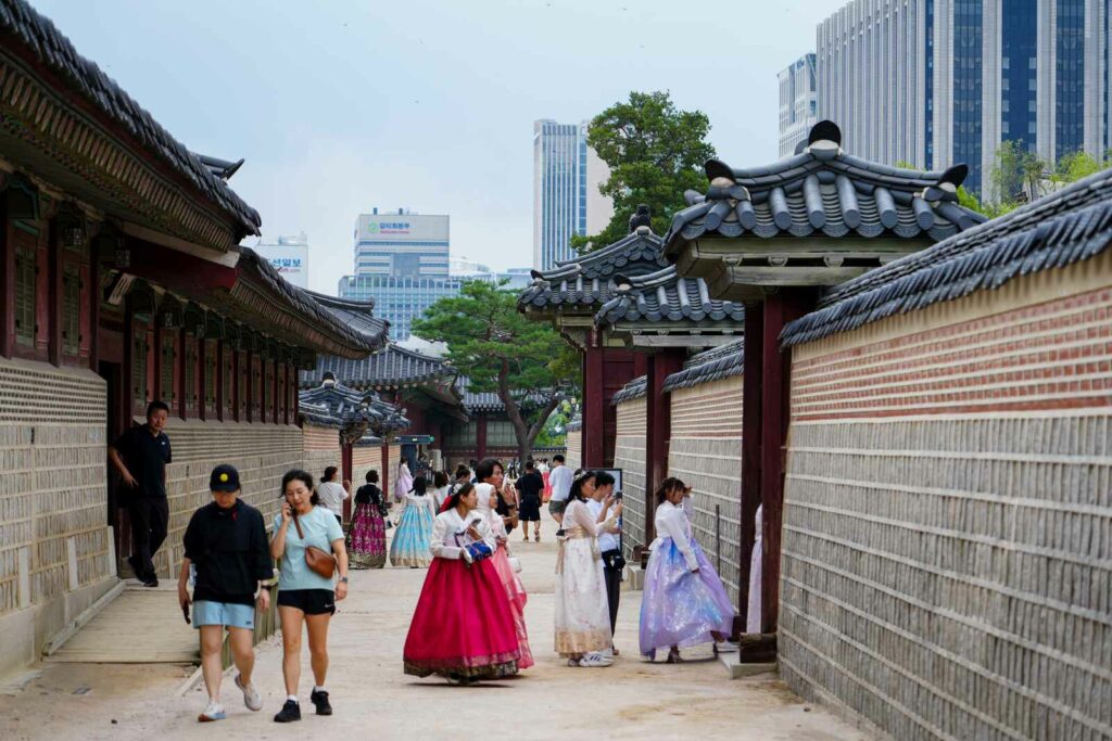 Uliczki w kompleksie pałacowym w Gyeongbokgung, Seul.