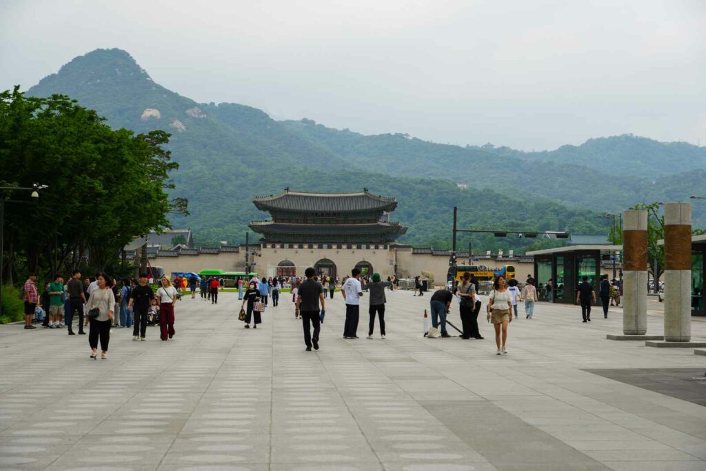 Chodnik prowadzący do pałacu Gyeongbokgung w Seulu.