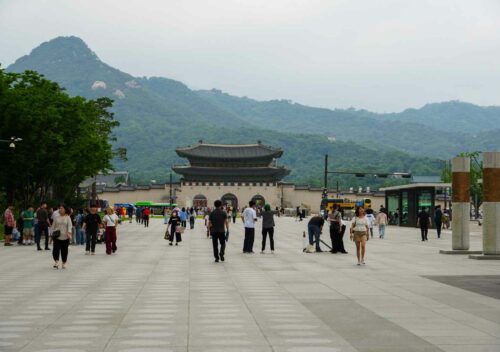 Chodnik prowadzący do pałacu Gyeongbokgung w Seulu.