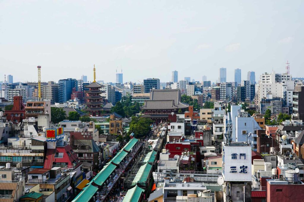 Panorama miasta wraz ze świątynią Sensō-ji na środku, widziana z Asakusa Culture Tourist Information Center.