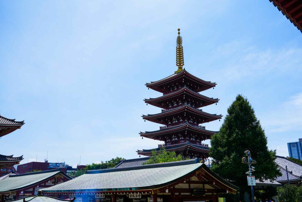 Widok na pięciopiętrową pagodę w Asakusa.