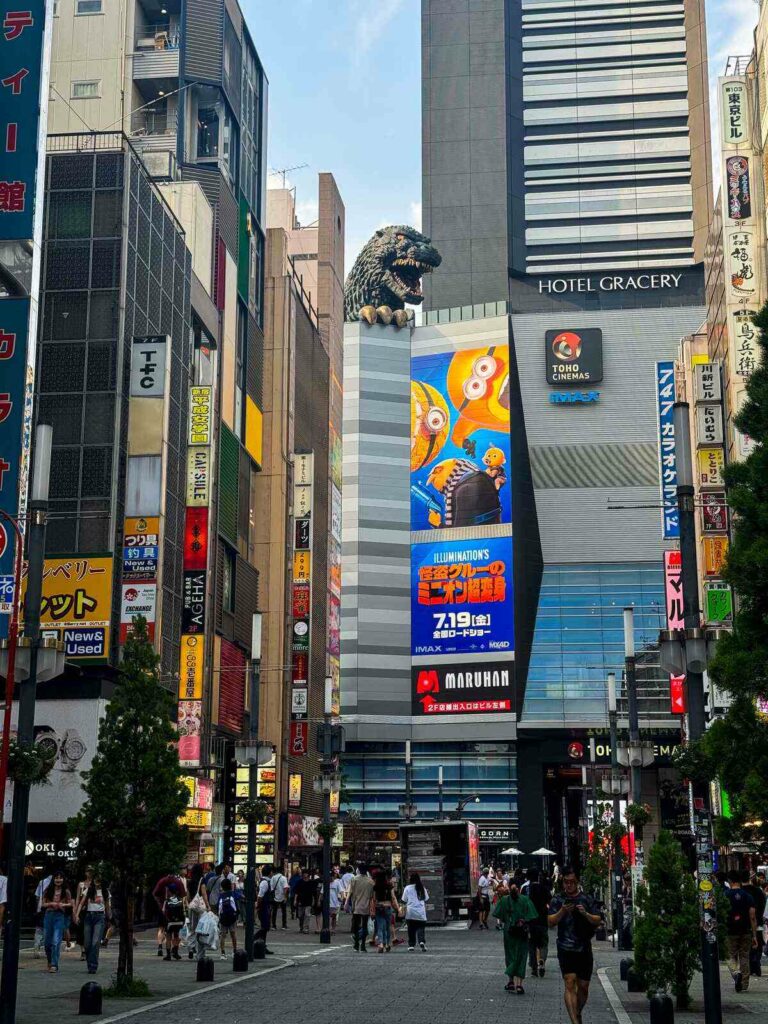 Godzilla head w Kabukicho, Shinjuku.