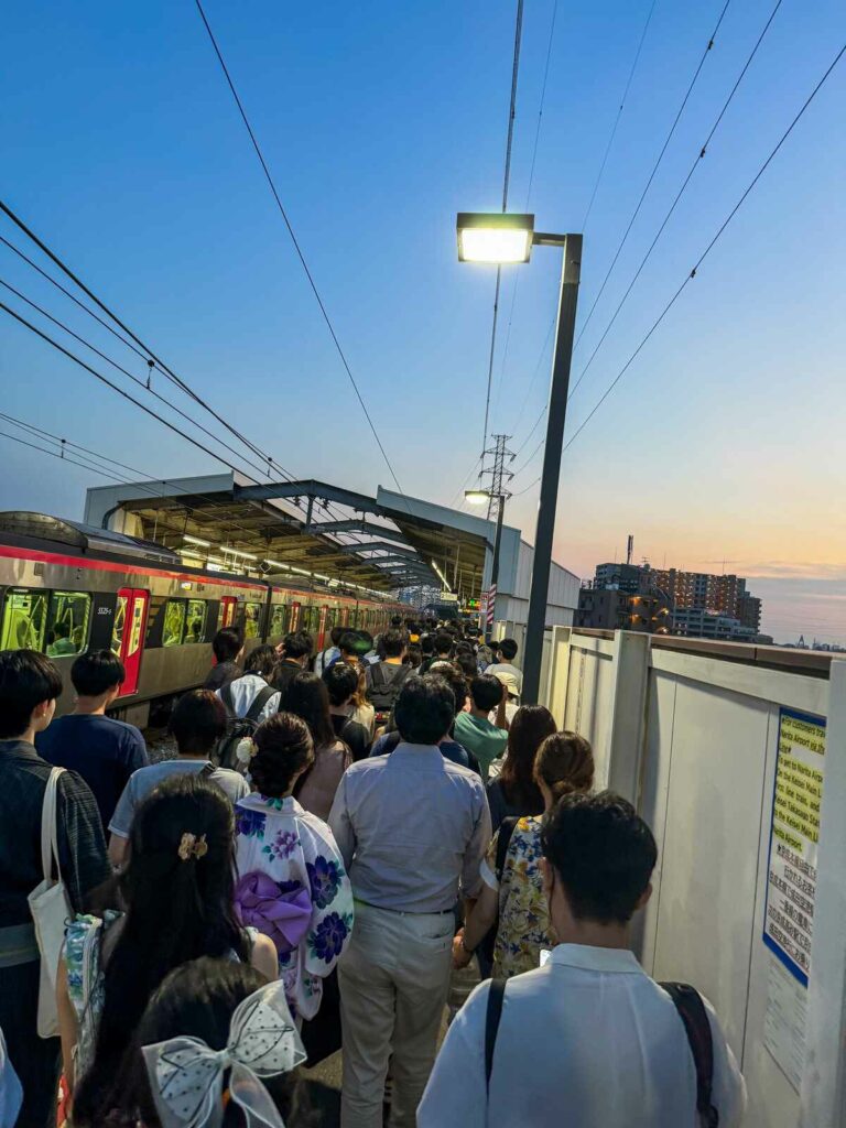 Tłum ludzi na jeden ze stacji w Japonii.