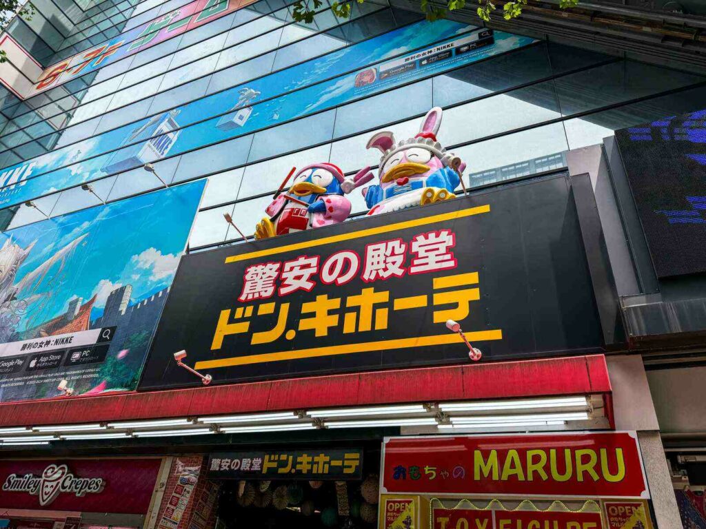 Klimatyczny Don Quijote w Akihabara.