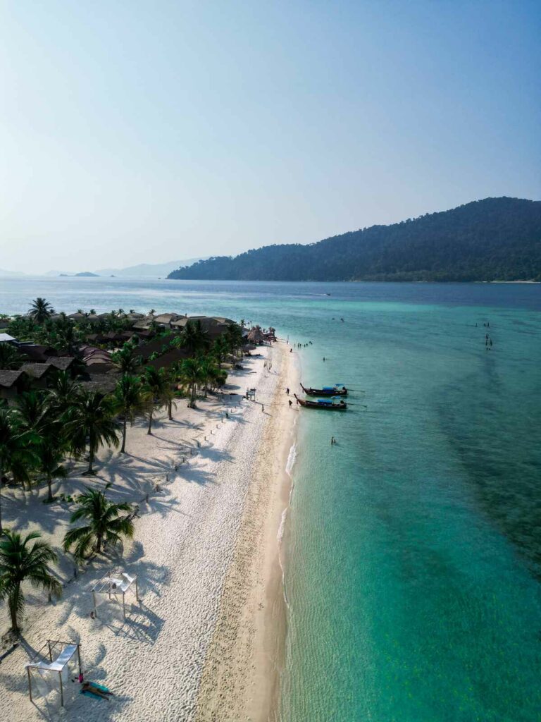 Sunrise Beach na Koh Lipe, widok z drona.