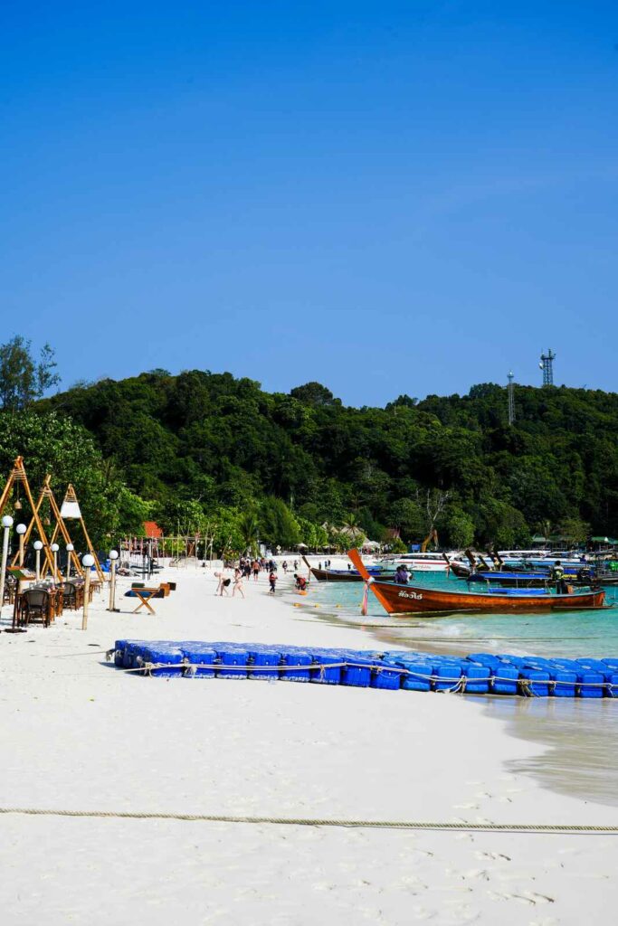 Plaża przy porcie na wyspie Koh Lipe.