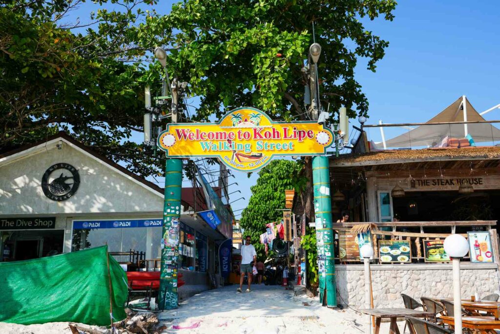 Znak "Welcome to Koh Lipe Walking Street" na wyspie.