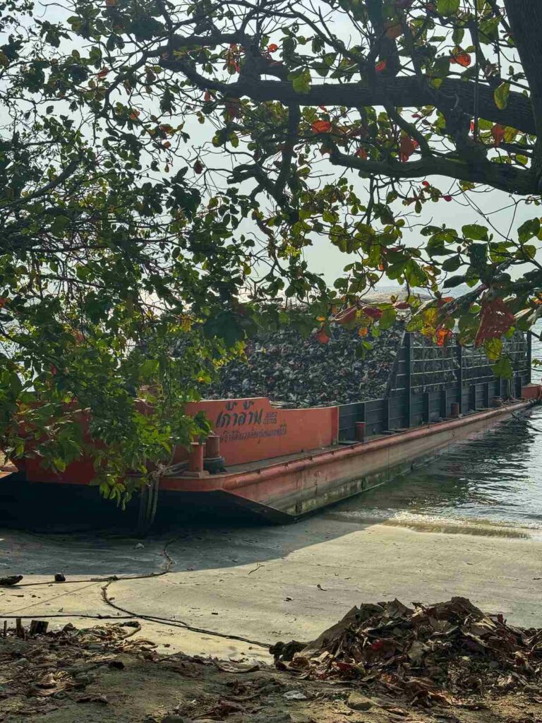 Śmieciarka zaparkowana przy plaży na wyspie Koh Lipe.