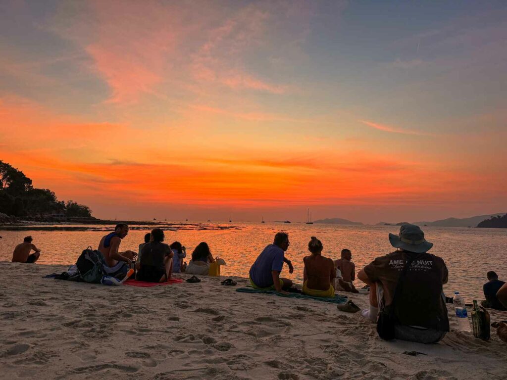 Piękny zachód słońca na plaży na wyspie Koh Lipe.