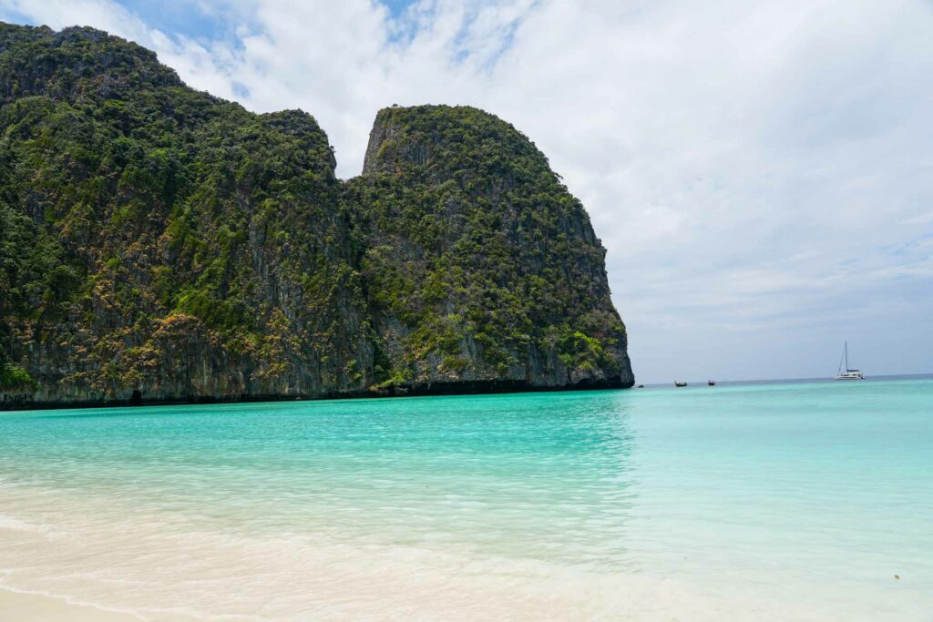 Maya Bay - najpopularniejsza plaża na wyspach Koh Phi Phi w Tajlandii.