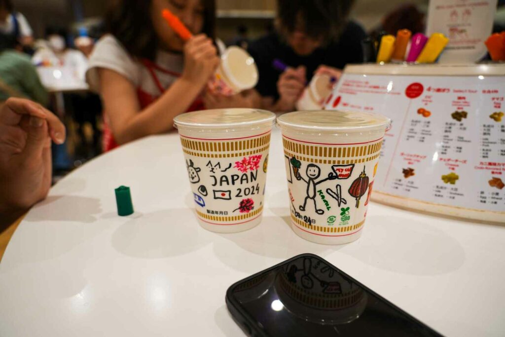 Spersonalizowane pojemniki do zupki błyskawicznej w Cup Noodles Museum w Yokohama.