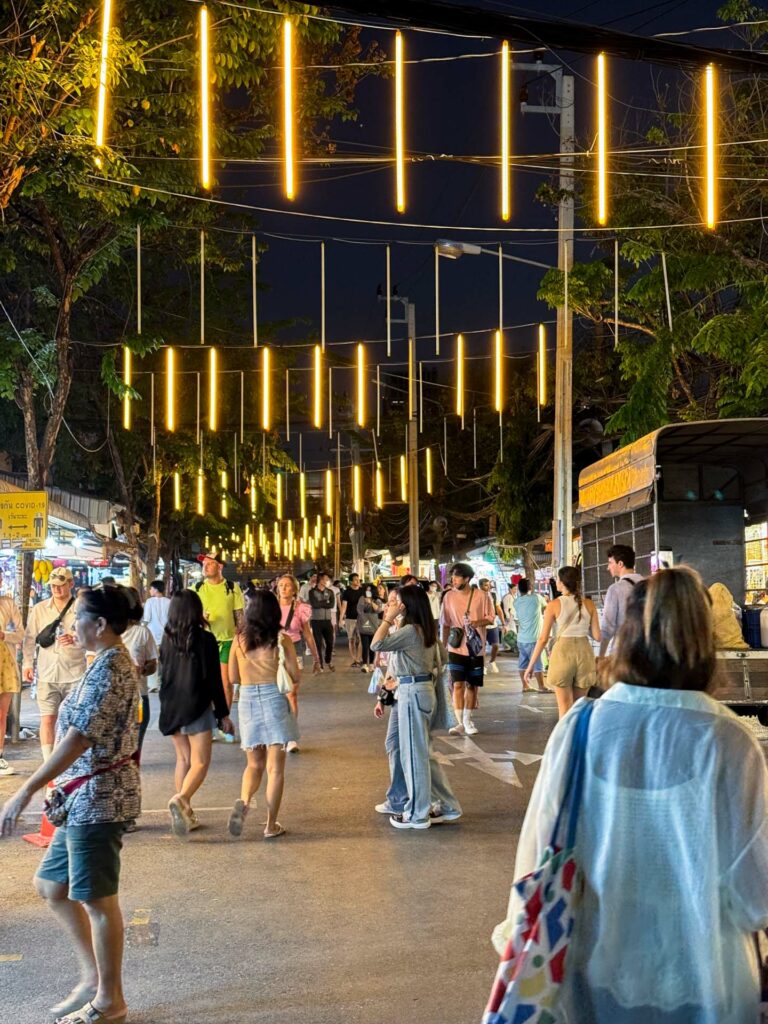 Piękne oświetlenie podczas weekendowego marketu Chatuchak Weekend Market w Bangkoku.