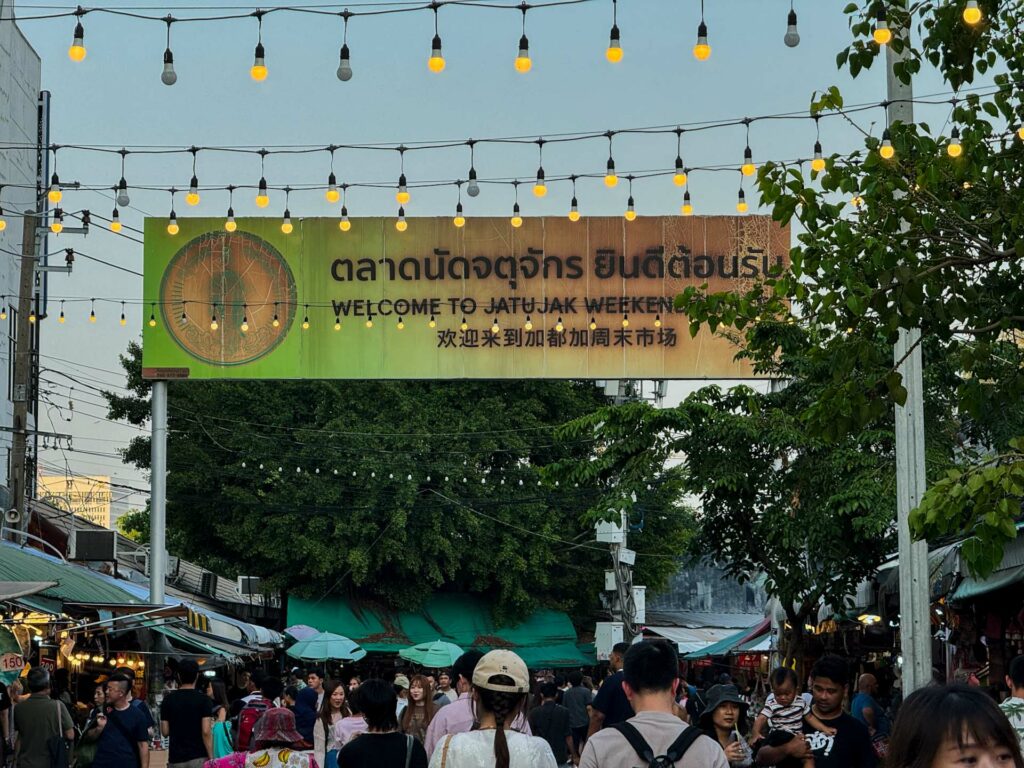 Napis "Welcome to Jatujak Weekend" w Bangkoku.