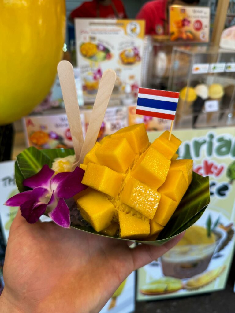 Najpopularniejszy tajski deser na świecie — Mango Sticky Rice.