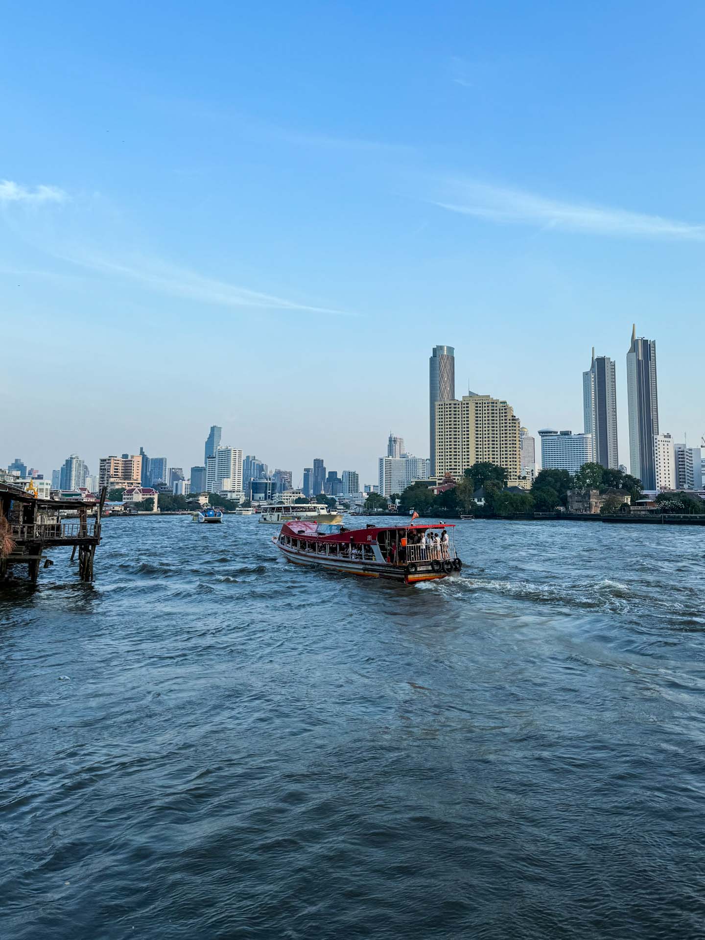 Łódź na rzece Chao Phraya River w Bangkoku.