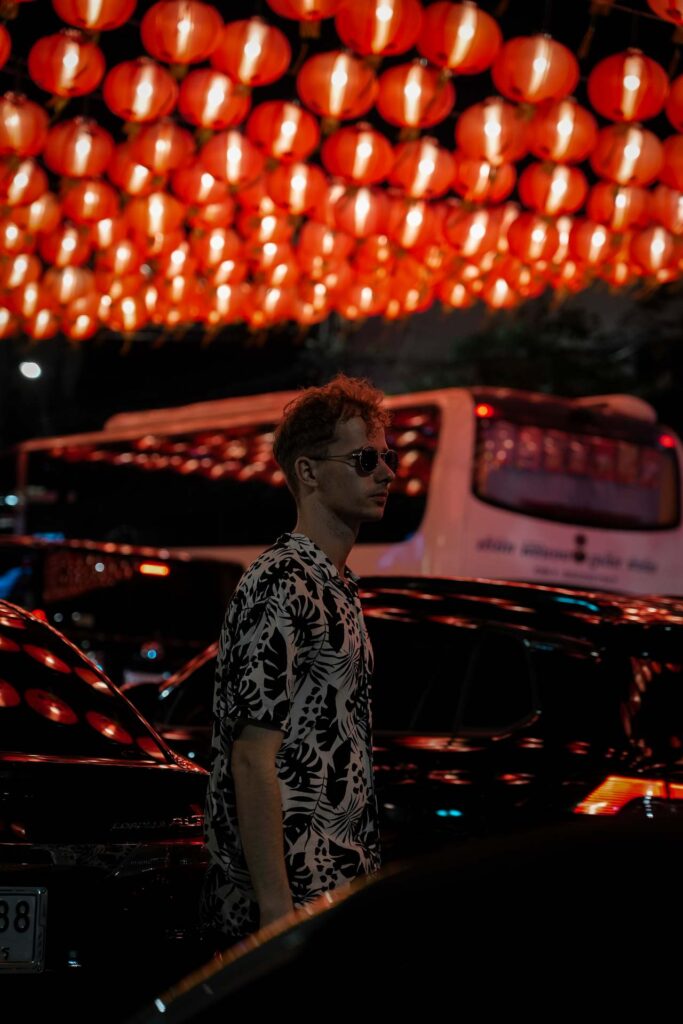 Chłopak na tle lampionów w Chinatown w Bangkoku.