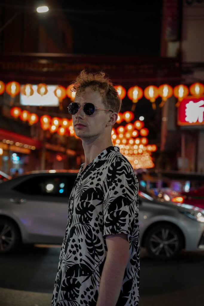 Chłopak na tle lampionów w Chinatown w Bangkoku.