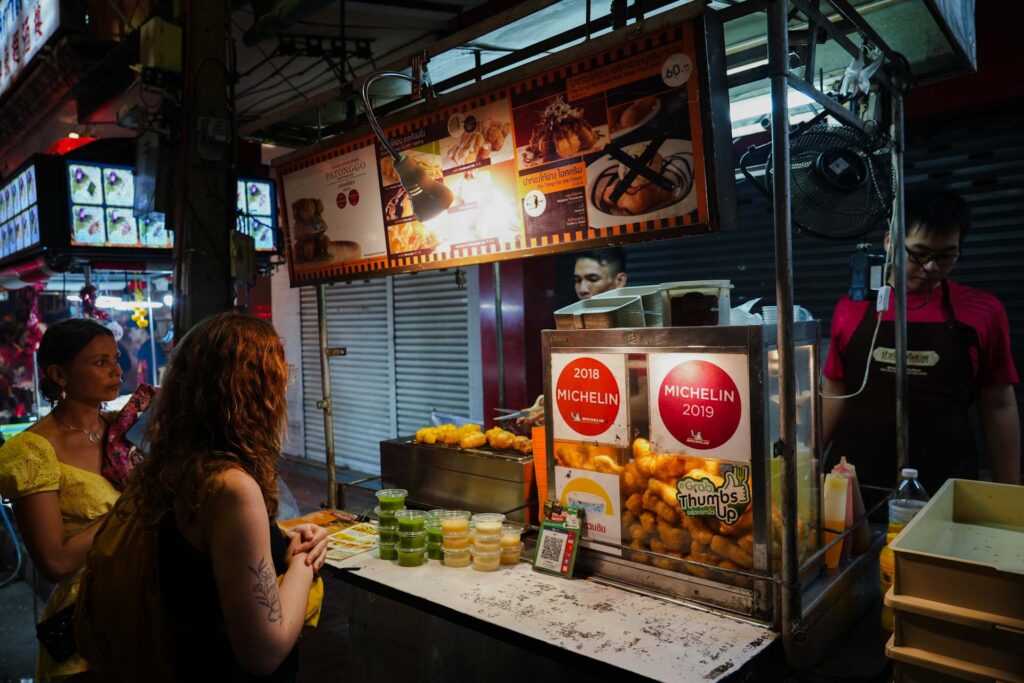 Stanowisko sprzedające tajski smażony donut Patonggo z wyróżnieniem Michelin w Chinatown w Bangkoku.
