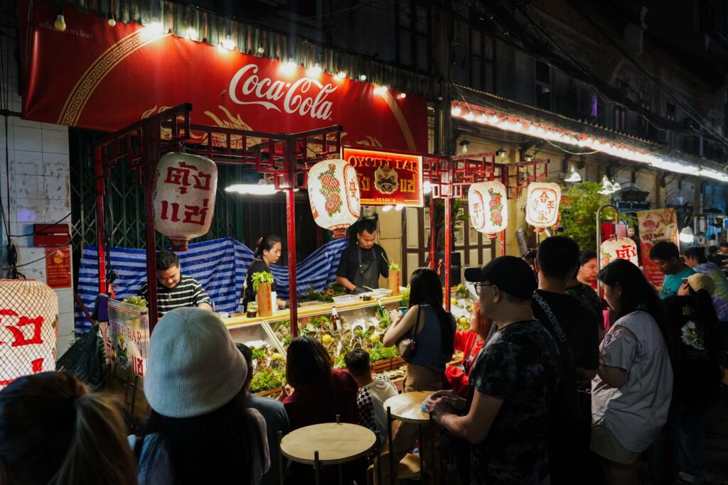 Stanowisko sprzedające świeże ostrygi w Chinatown w Bangkoku.