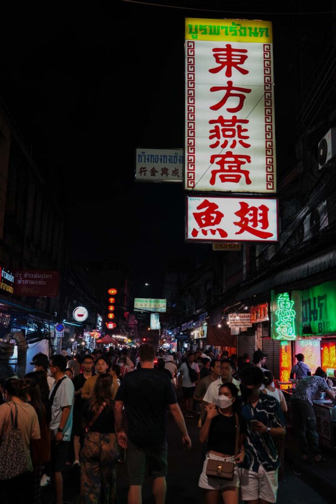 Chinatown w Bangkoku nocą.