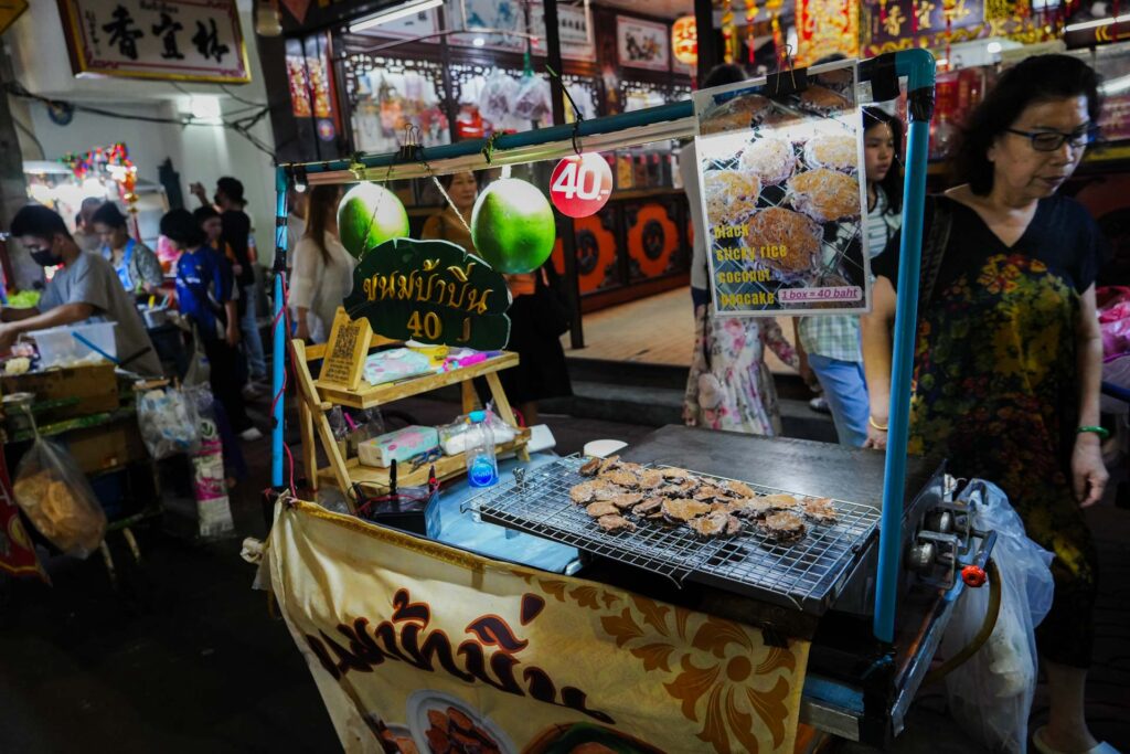 Stanowisko z tajskim deserem — coconut pancake w Bangkoku.