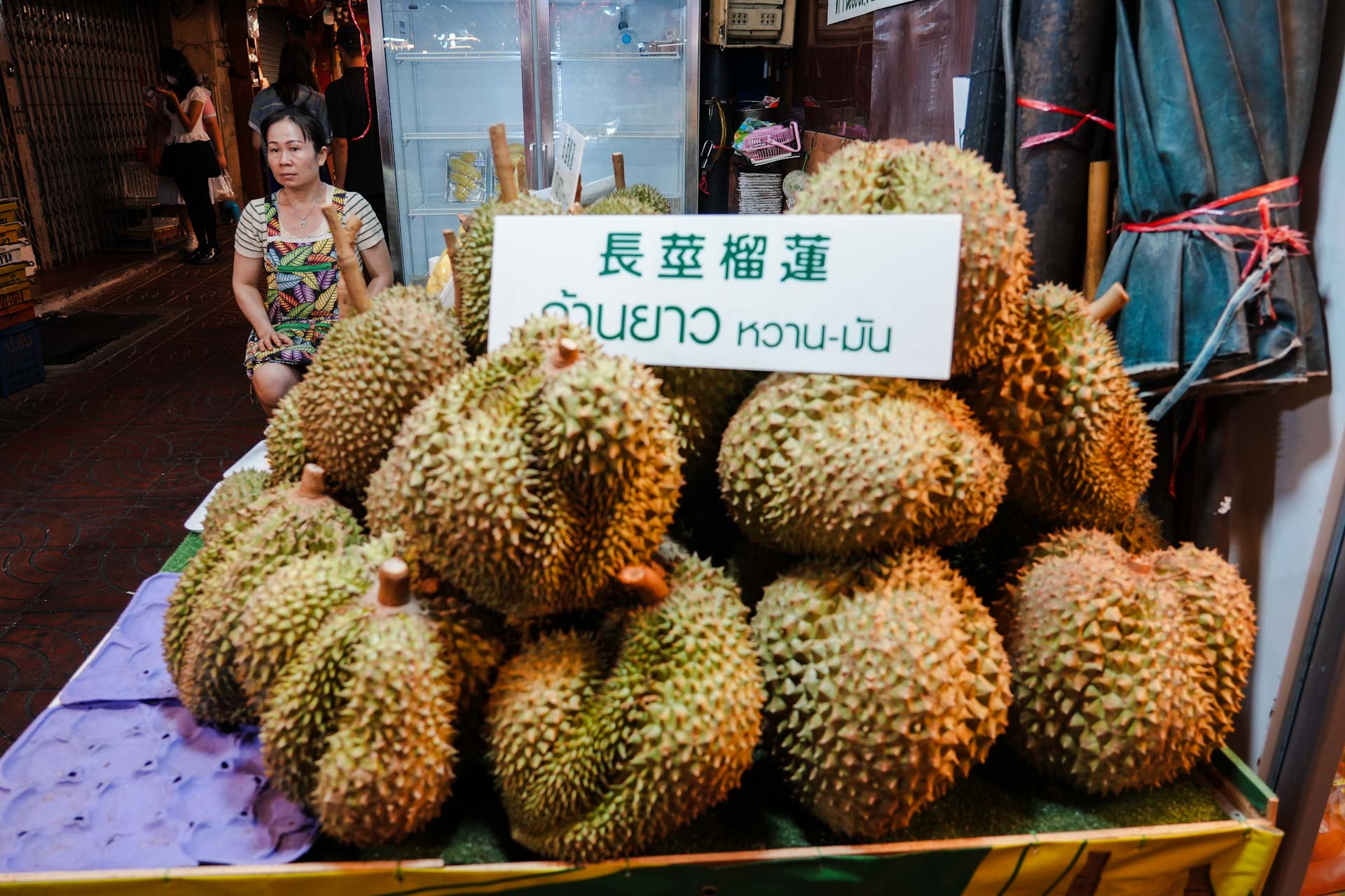 Stanowisko sprzedające duriana w Bangkoku.