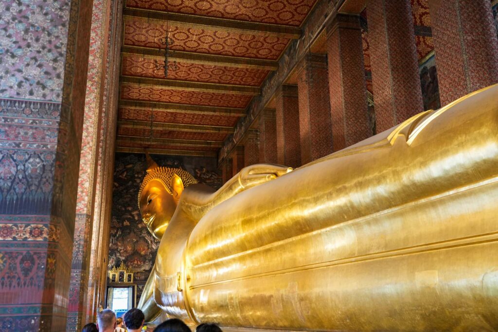 Leżący Budda w świątyni Wat Pho w Bangkoku.