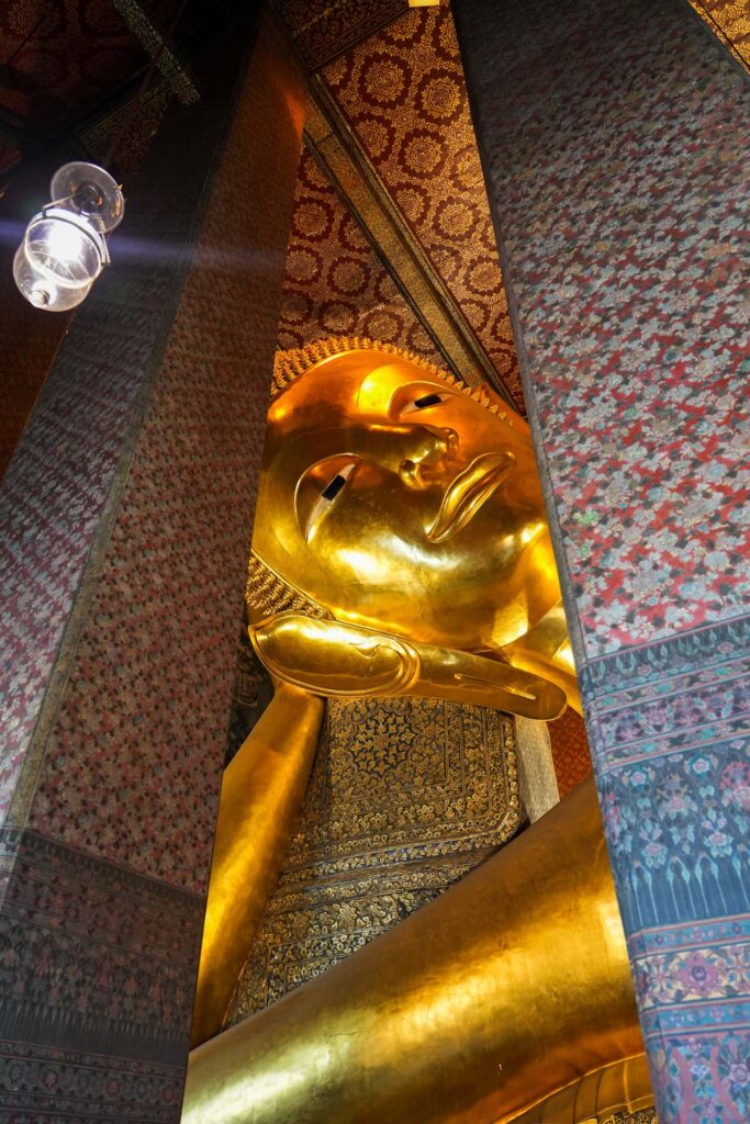 Leżący Budda w świątyni Wat Pho w Bangkoku.
