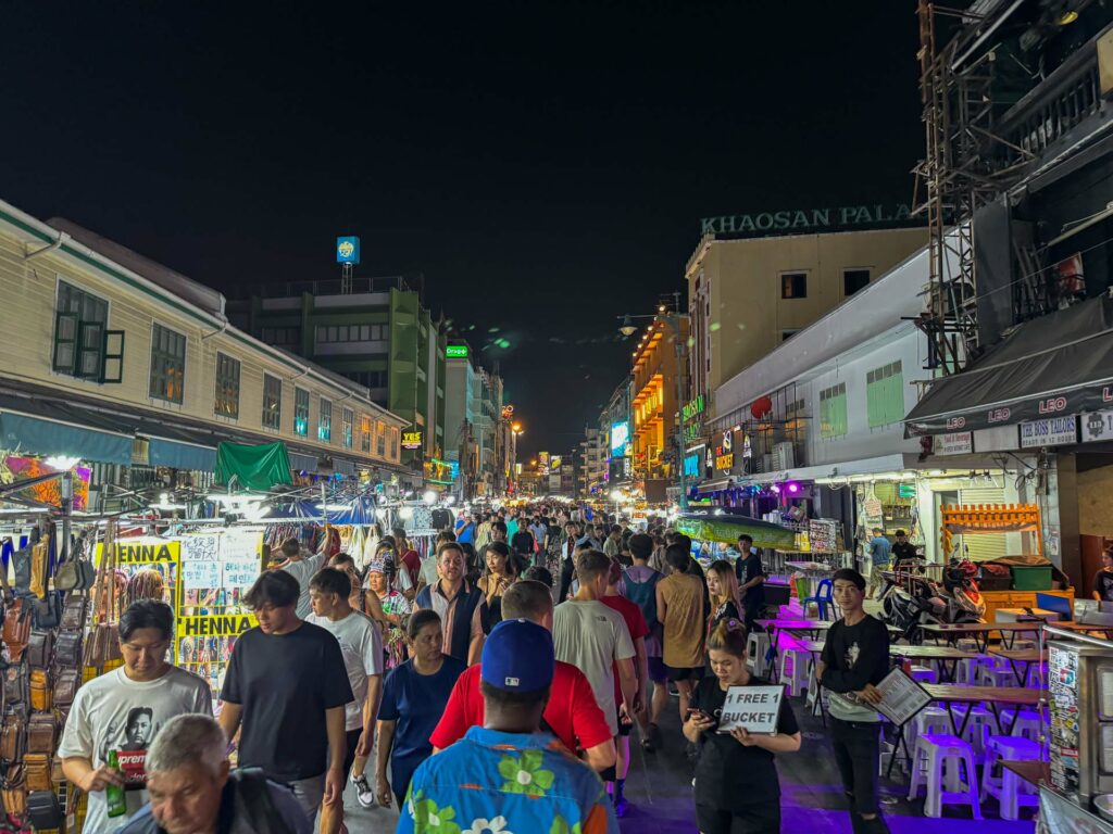 Khao san road — najpopularniejsza ulica w Bangkoku.