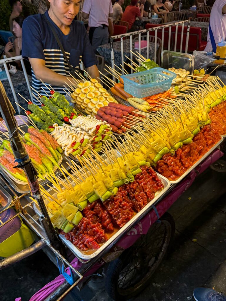 Stanowisko ze street-foodem w Bangkoku.