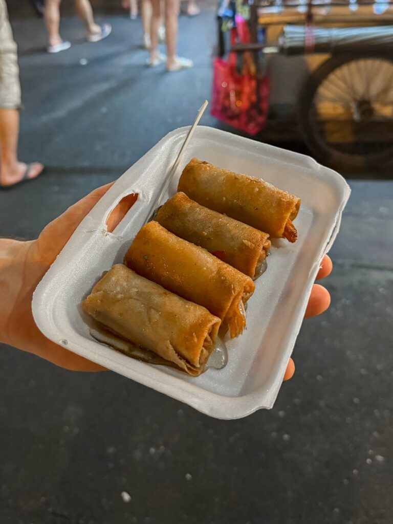 Sajgonki z ulicznego stanowiska w Bangkoku.