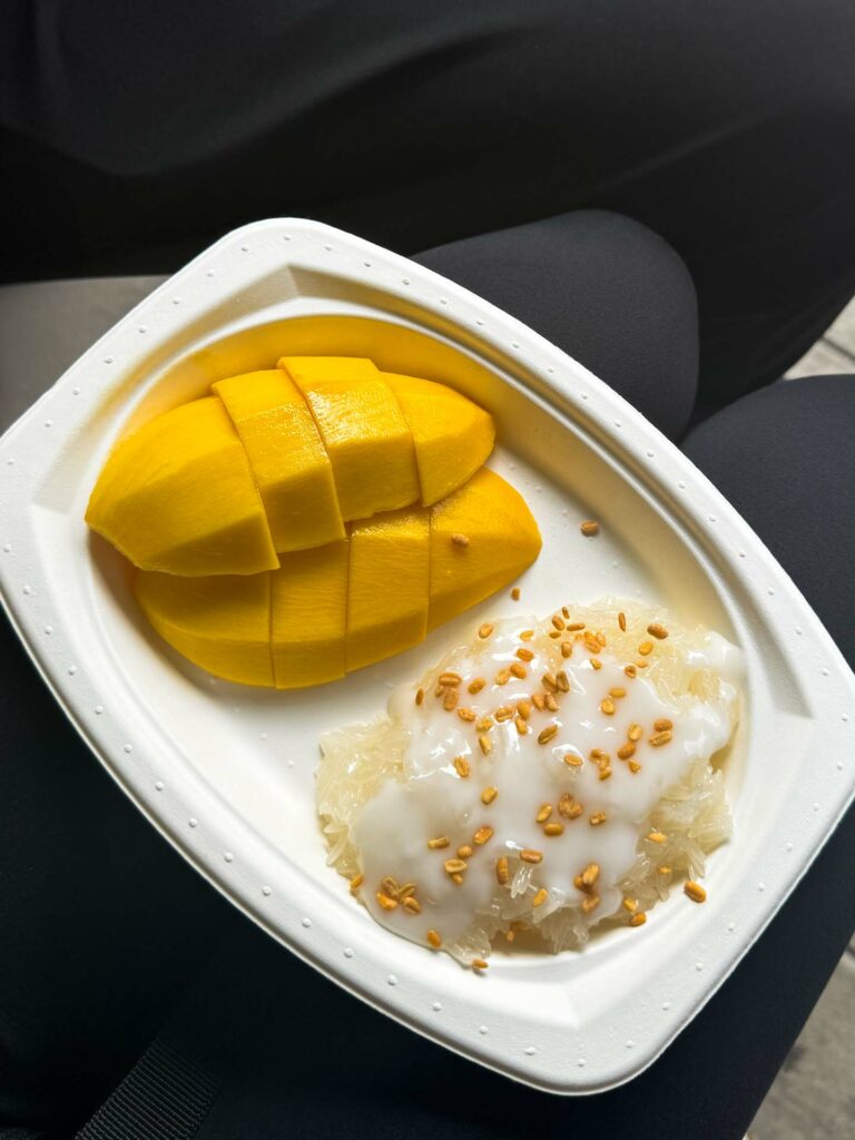 Najpopularniejszy tajski deser - Mango Sticky Rice z Bangkoku.