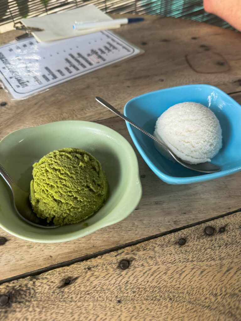 Lody kokosowe oraz matcha z kawiarni w Bangkoku.