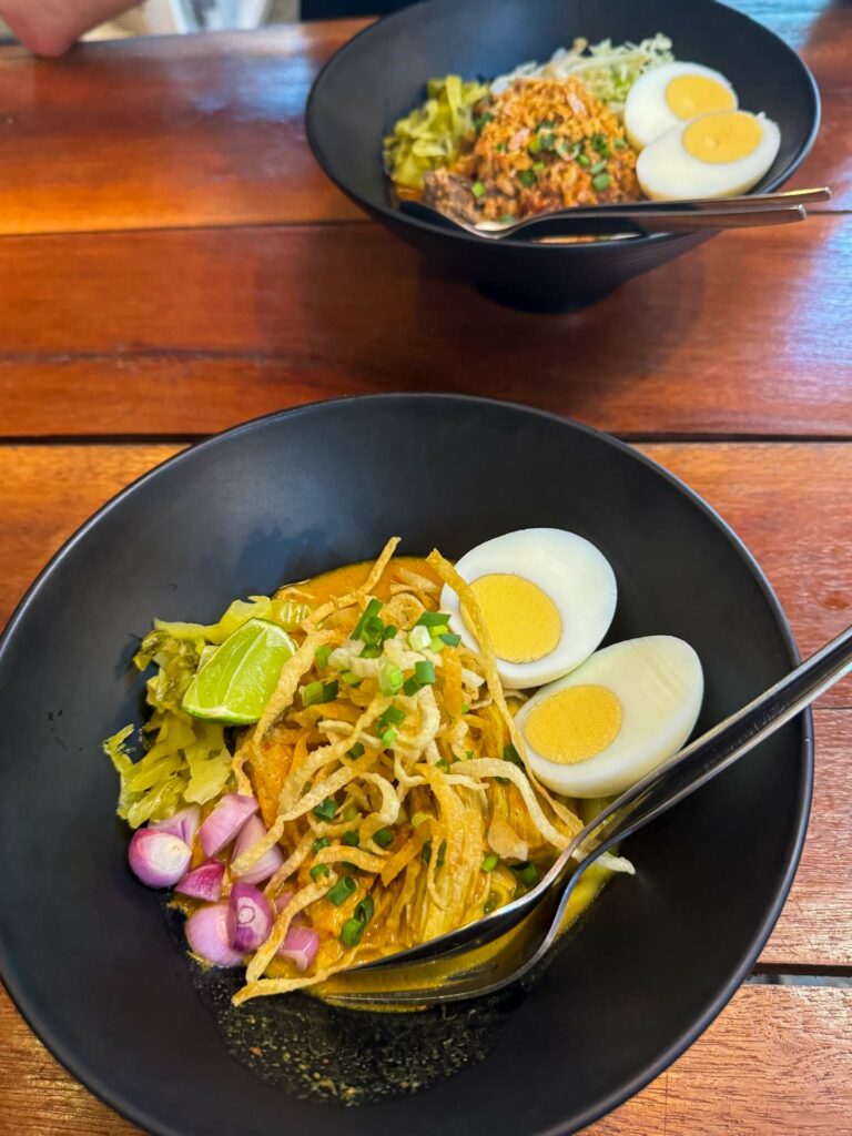 Popularne danie z północnej Tajlandii — Khao Soi, zaserwowane w restauracji w Bangkoku.