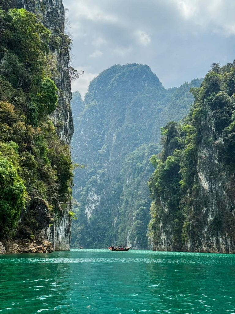 Skały w Khao Sok National Park.