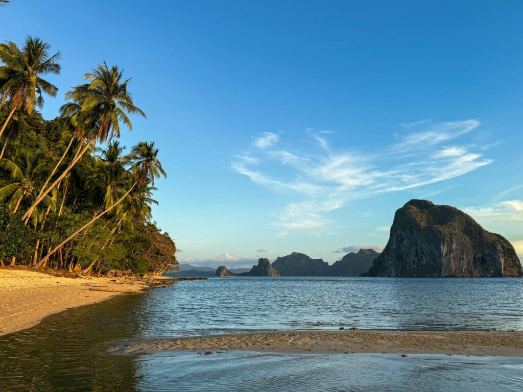Zachód słońca nad Las Cabañas Beach w El Nido na Palawanie.