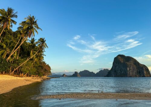 Zachód słońca nad Las Cabañas Beach w El Nido na Palawanie.