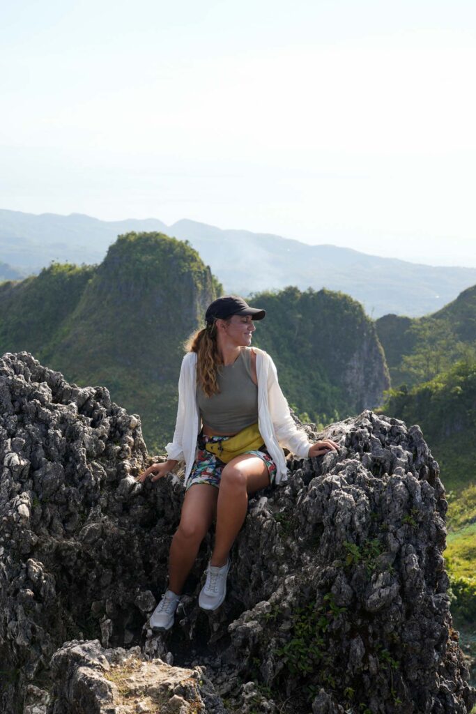 Dziewczyna siedząca na skałach na Osmena Peak w pobliżu Moalboal.