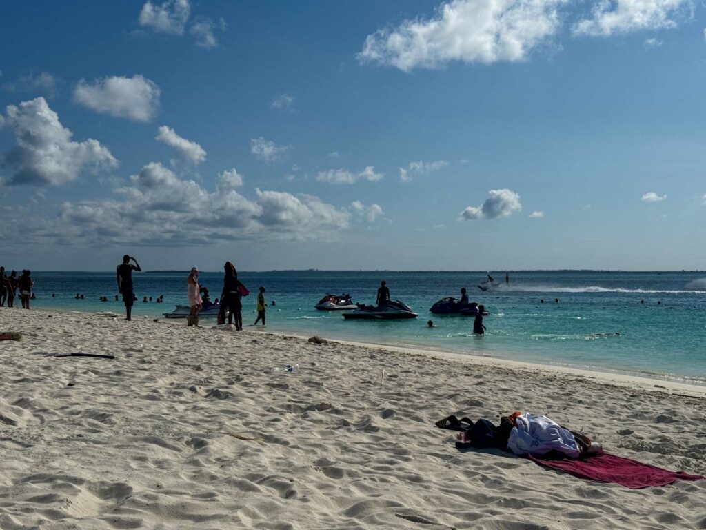 Popołudniowy relaks na plaży Kendwa Beach na Zanzibarze.