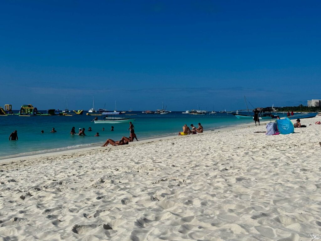Piękna, piaszczysta i biała plaża Kendwa Beach na Zanzibarze.
