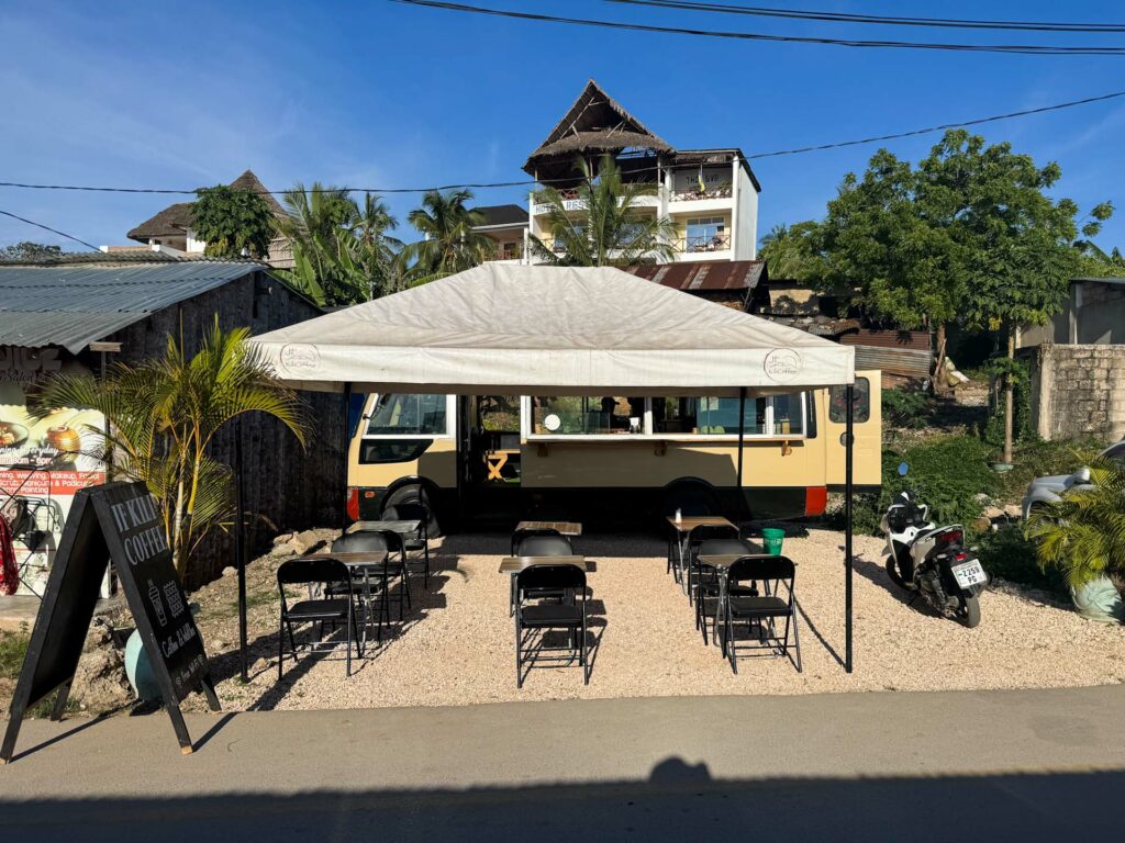 Lokalna kawiarnia w pobliżu Kendwa Beach na Zanzibarze.