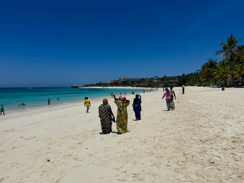Sprzedawczynie na plaży Nungwi Beach.