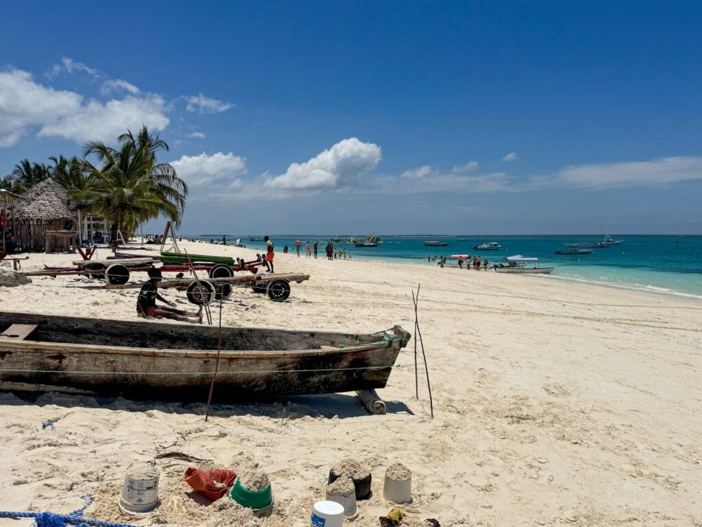 Panorama na białą plażę Nungwi Beach na Zanzibarze.