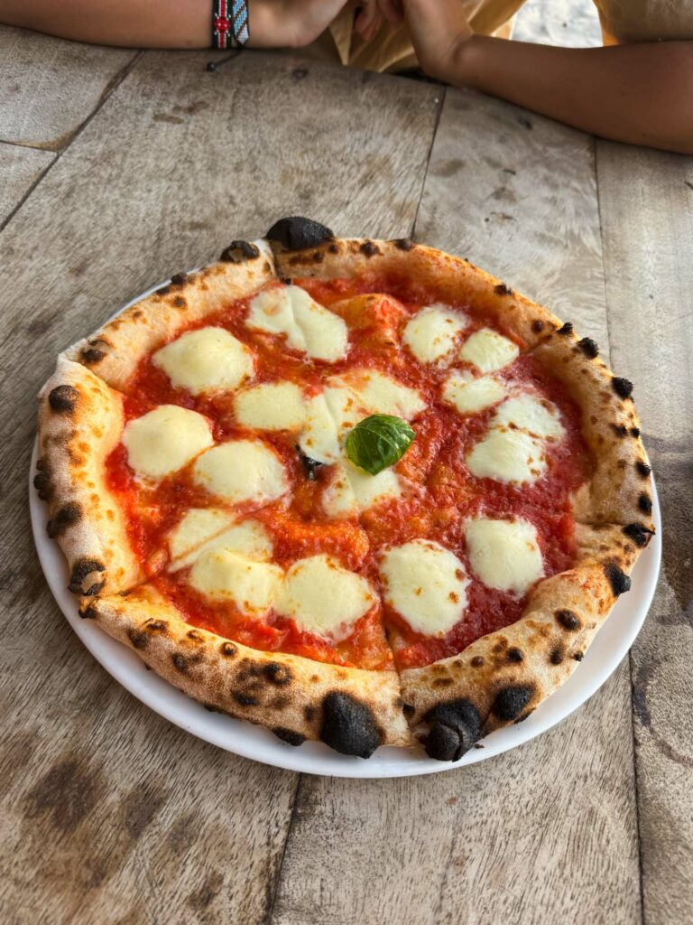 Włoska pizza na plaży Nungwi Beach na Zanzibarze.