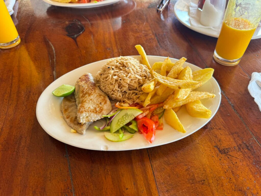 Lokalny obiad w restauracji Fish Market Local Restaurant przy plaży Nungwi Beach na Zanzibarze. Ryba z dodatkami.