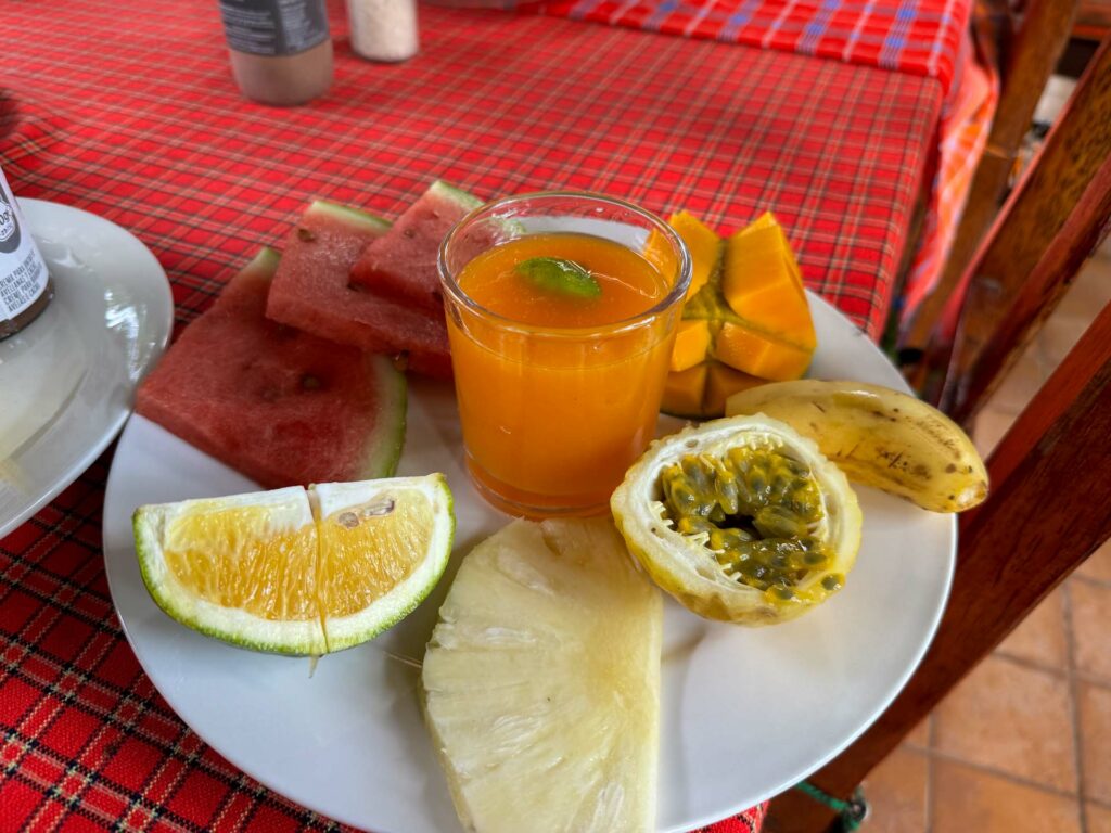 Talerz owocków jako dodatek do śniadania w hostelu przy Nungwi Beach na Zanzibarze.