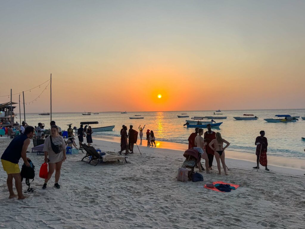 Zachód słońca na końcu plaży Kendwa Beach na Zanzibarze.