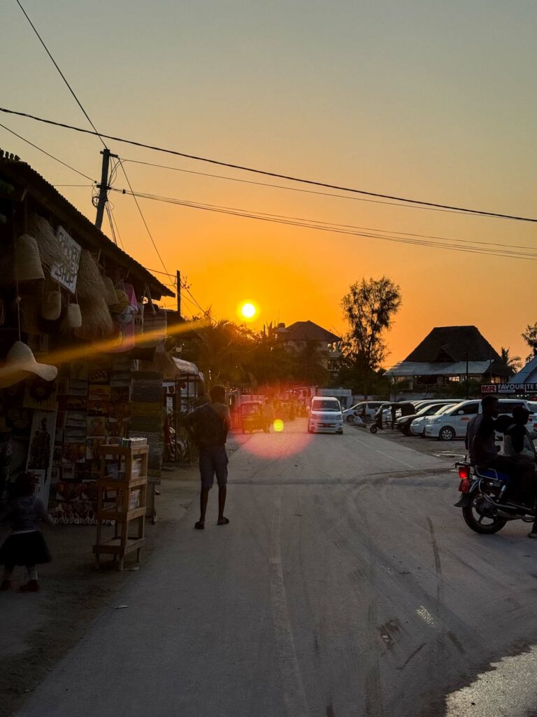 Ulica z pamiątkami prowadząca na Nungwi Beach na Zanzibarze.