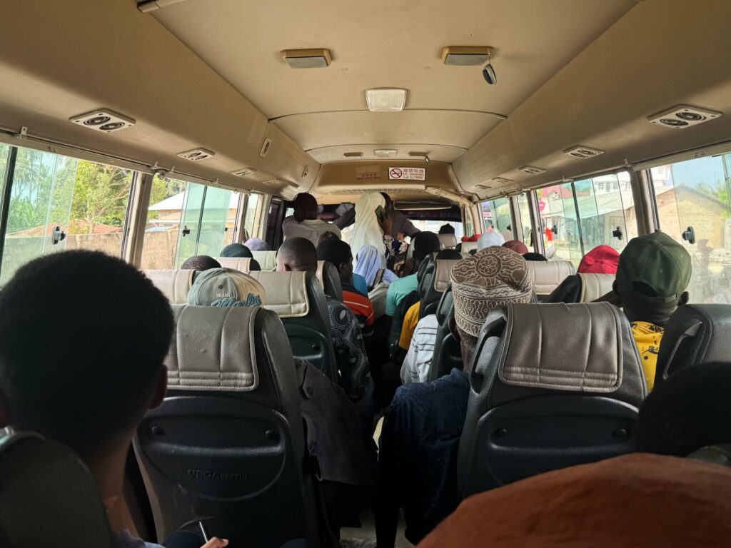 Zdjęcie z tylnego siedzenia w środku lokalnego busika Matatu na Zanzibarze.