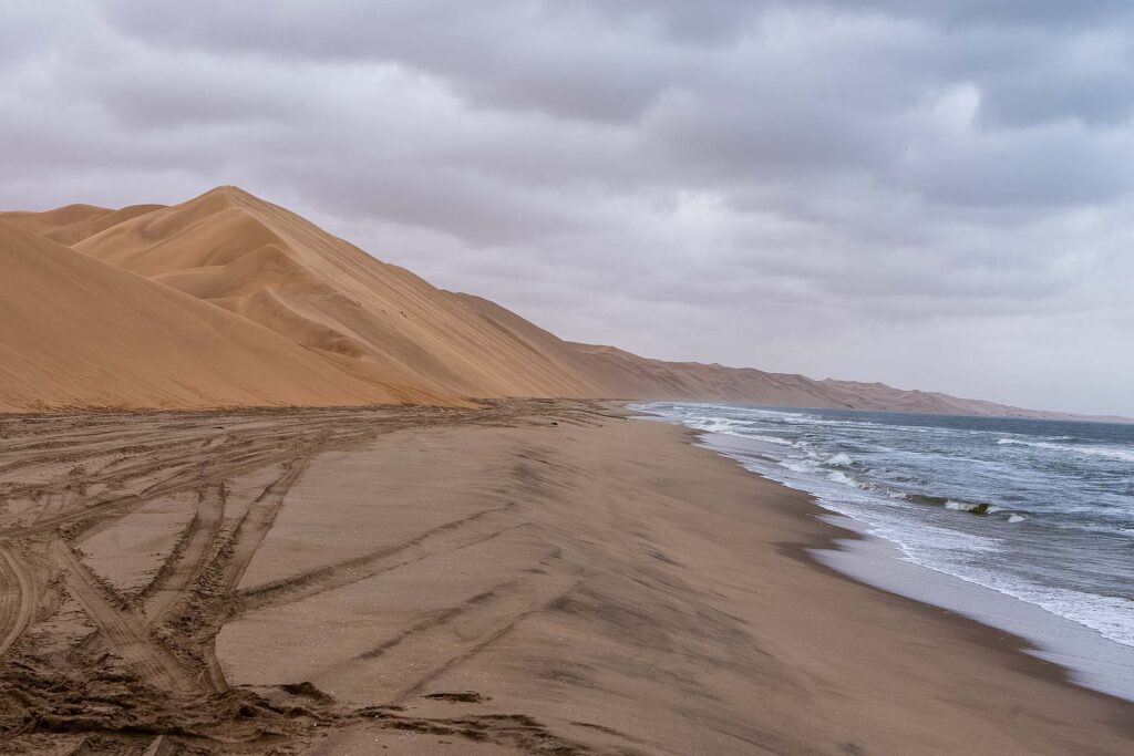 Sandwich Harbour w Namibii widziane z dołu.